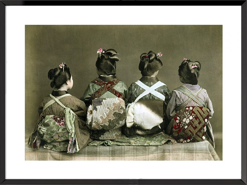 Photo Le Japon ancien, l’ère Meiji, Danseuses en kimono assises (1890)