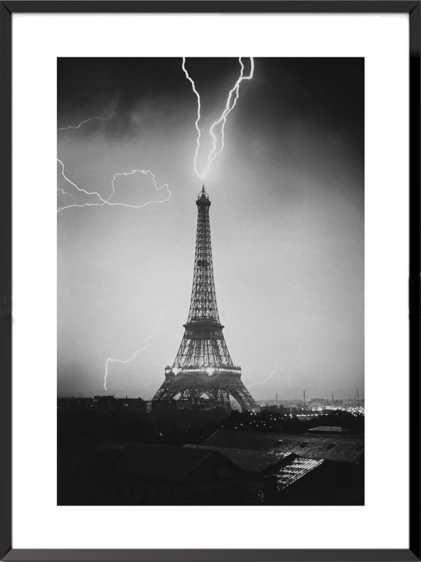 photo gabriel loppe paris the eiffel tower struck by lightning